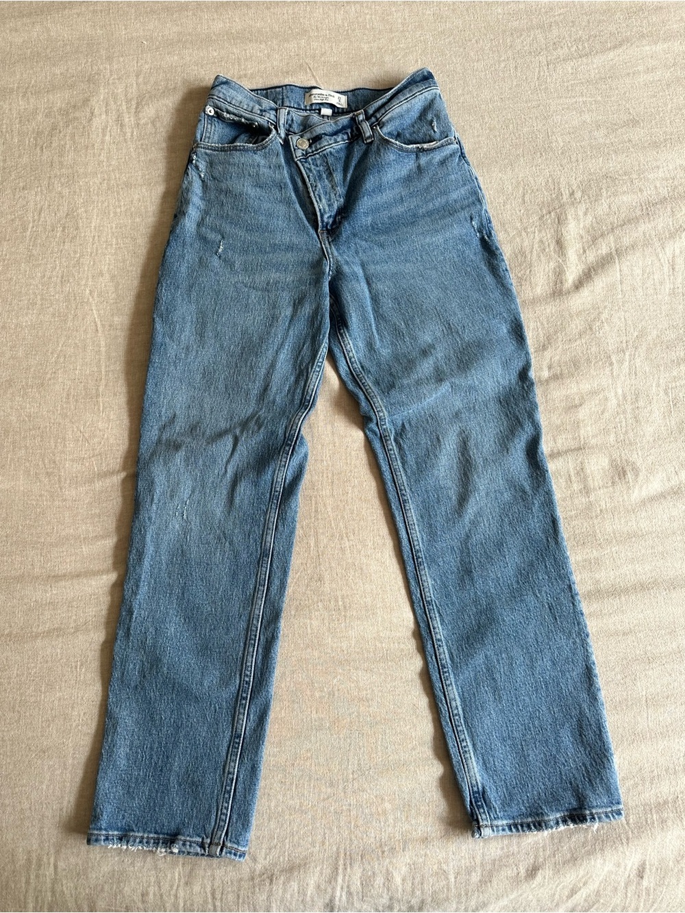 Abercrombie & Fitch Curve Love 90s Straight Ultra High
Rise Criss-Cross Jeans 27